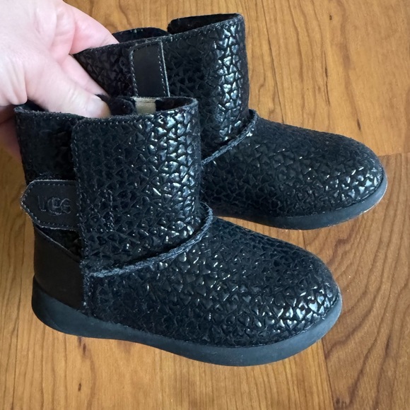 UGG Other - UGG Kids Black Textured Shearling Booties size 7
